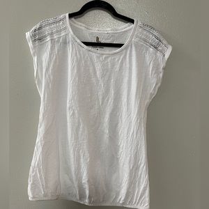 Cotton White Tee with cute detail. Linda Loresi